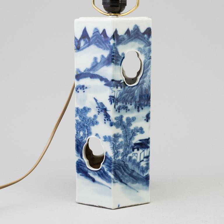 A Chinese porcelain blue and white hat stand, around the year 1900.