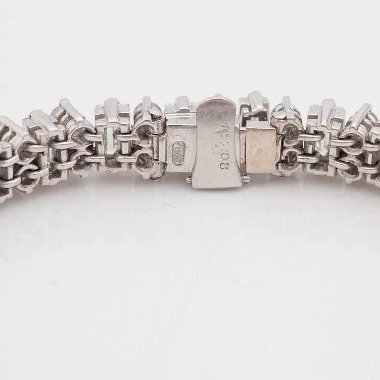 A baguette- and brilliant cut diamond bracelet.