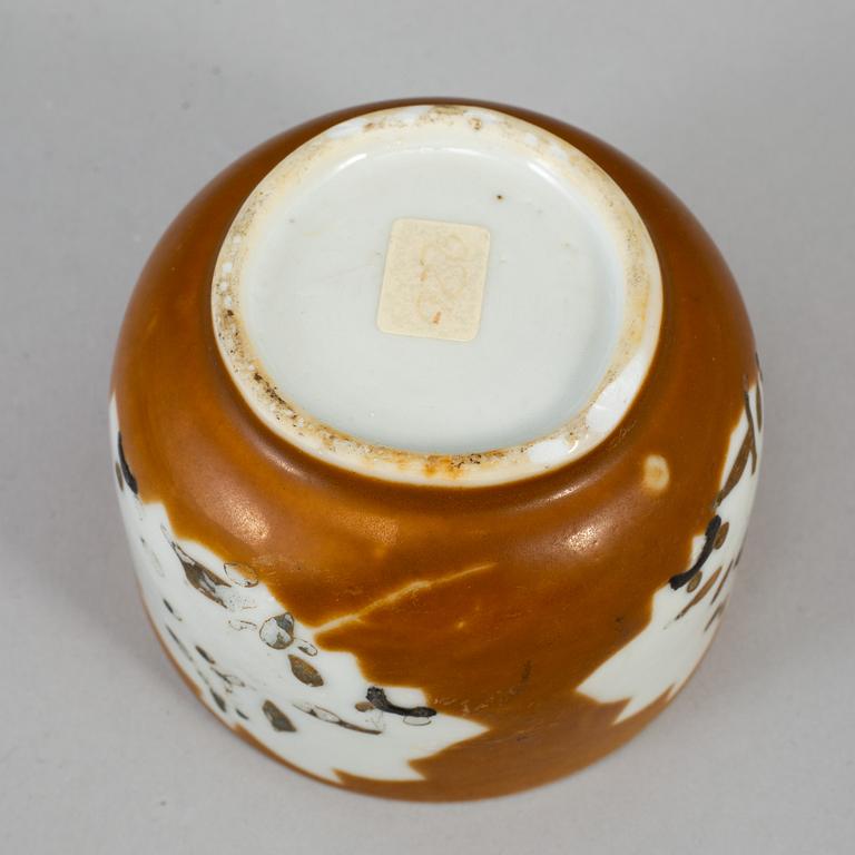 A capucinner glazed jar with cover, Qing dynasty, Qianlong (1736-95).