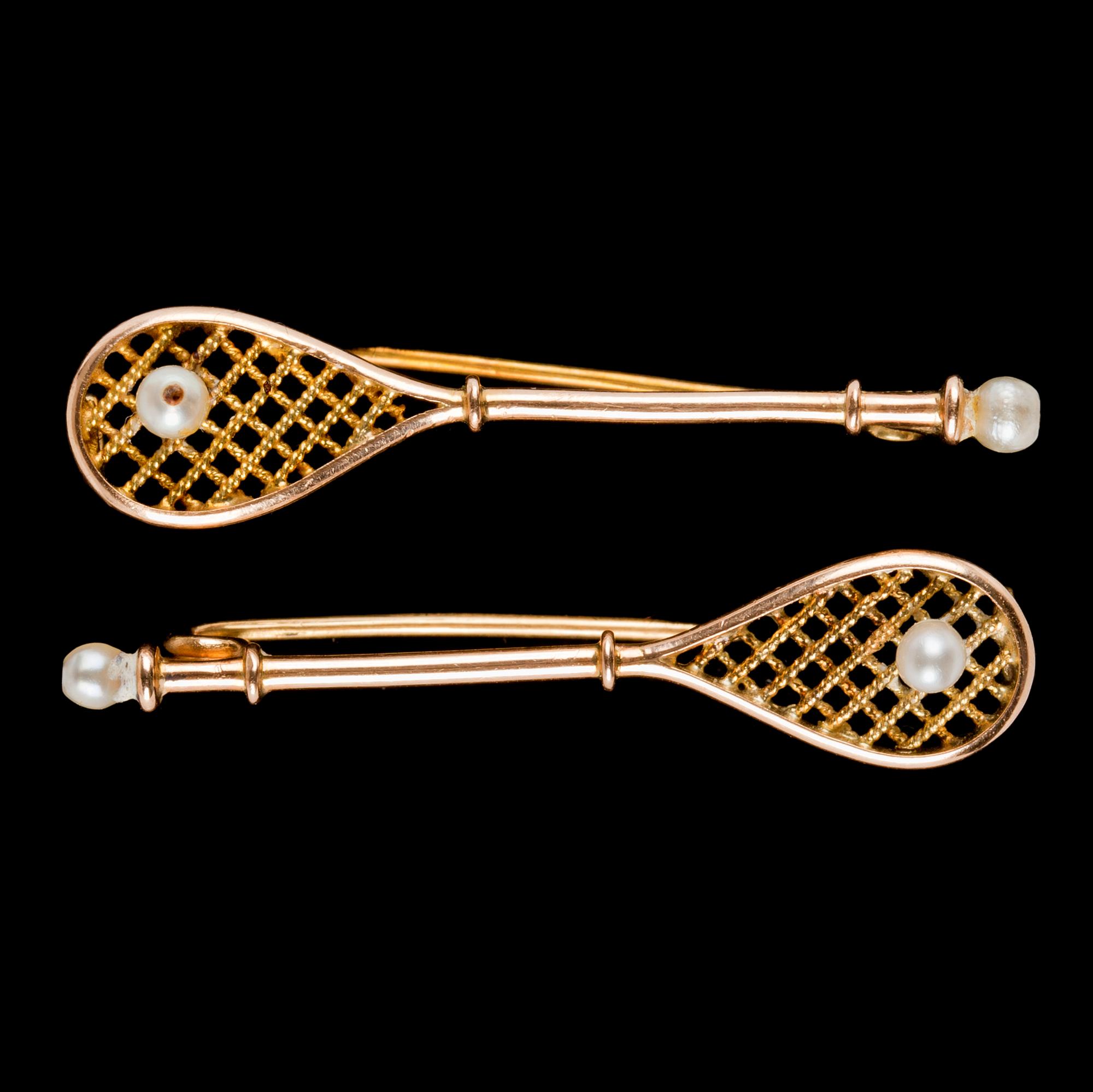 BROSCH, ett par tennisrackets med pärlor.