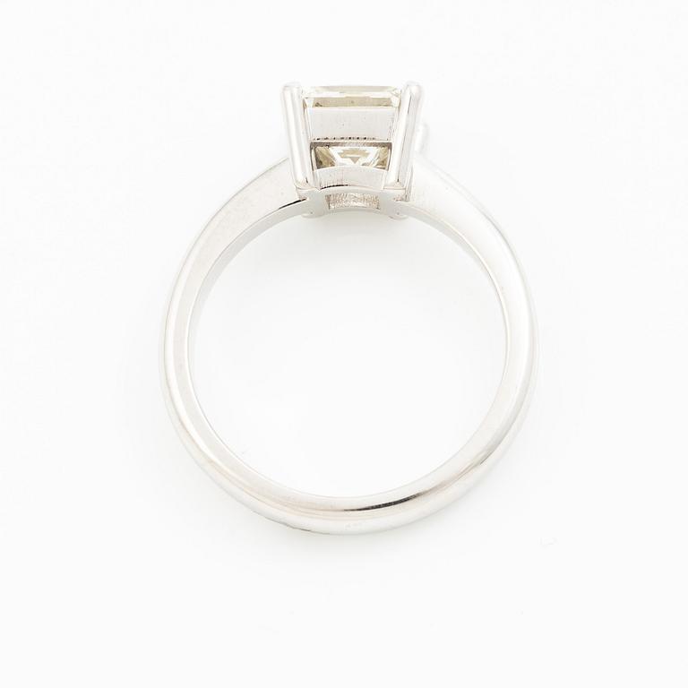 A ring in 18K gold with a princess-cut diamond.