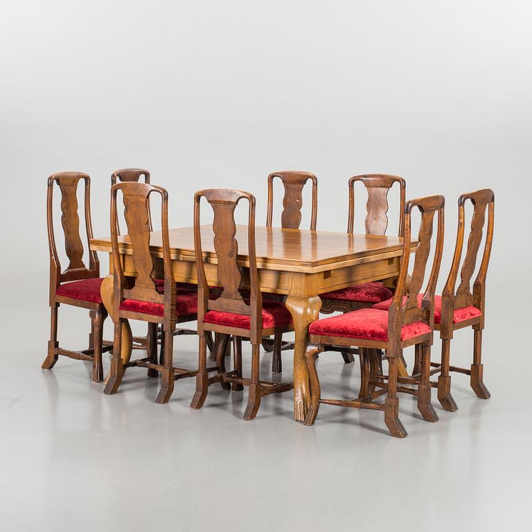 A Lat Baroque-style dining table and 8 chairs, raound 1900.