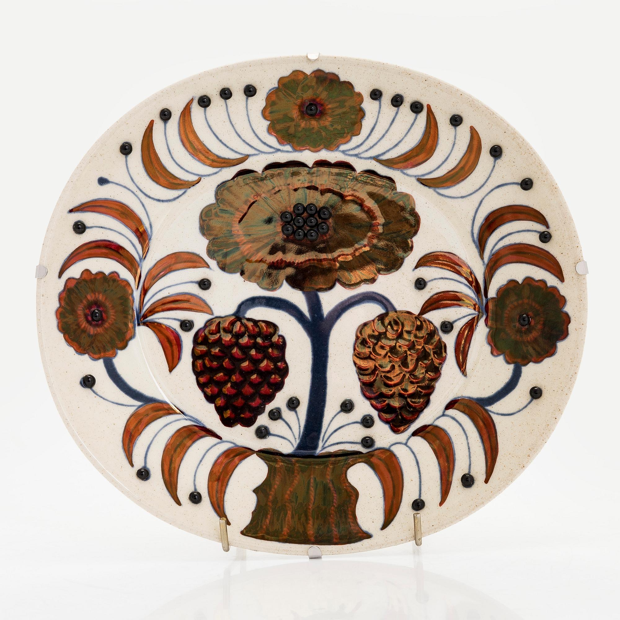 Birger Kaipiainen, a decorative ceramic 'Rose' plate, marked Arabia 1980 Made in Finland, and numbered 897/2000.