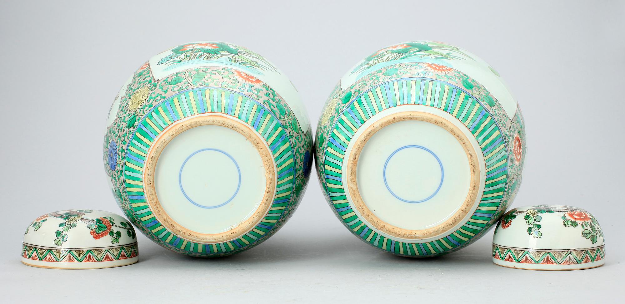 LOCKURNOR, ett par, porslin, Kina, 1900-tal.