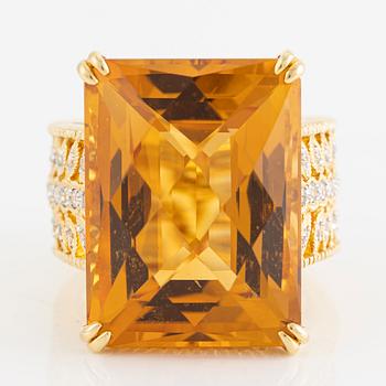 Ring in 18K gold set with a checkerboard-cut citrine and round brilliant-cut diamonds.