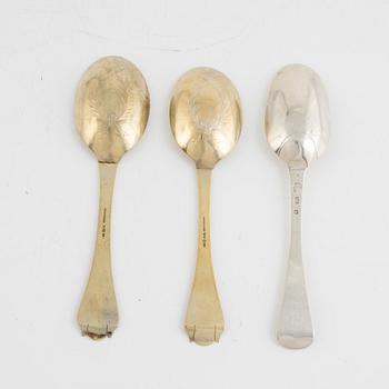 Johan Söderdahl, begravningssked, silver, Söderköping 1762, samt två skedar i barockstil, CG Hallberg, Stockholm.