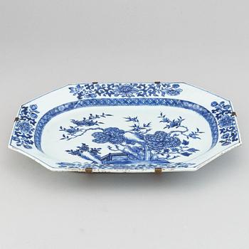 A blue and white serving dish, Qing dynasty, Qianlong (1736-95).