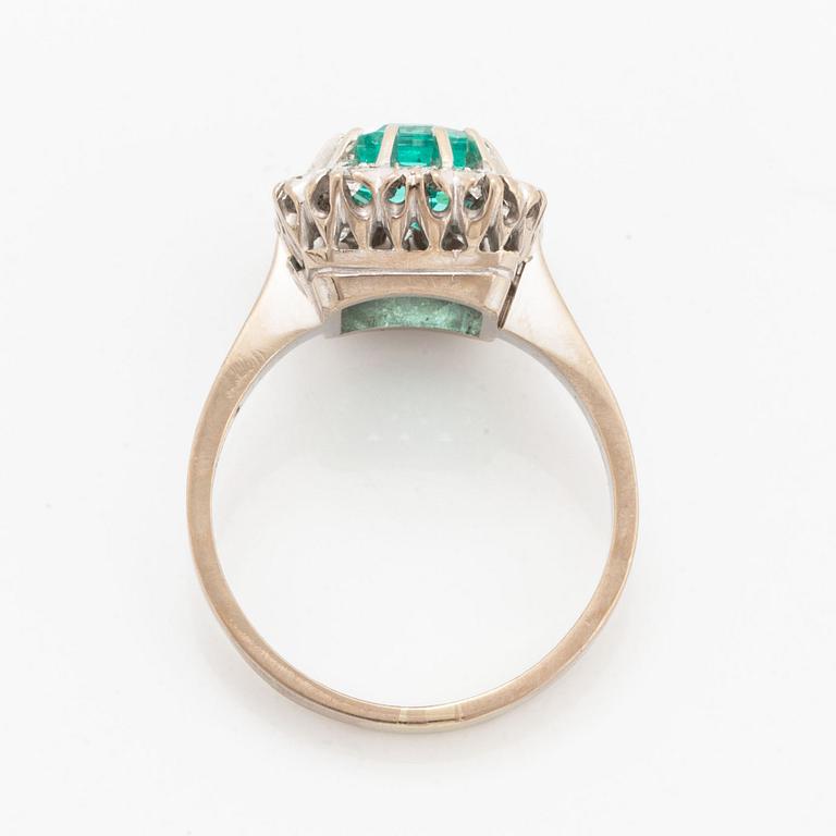 Ring 18K vitguld med en fasettslipad smaragd.