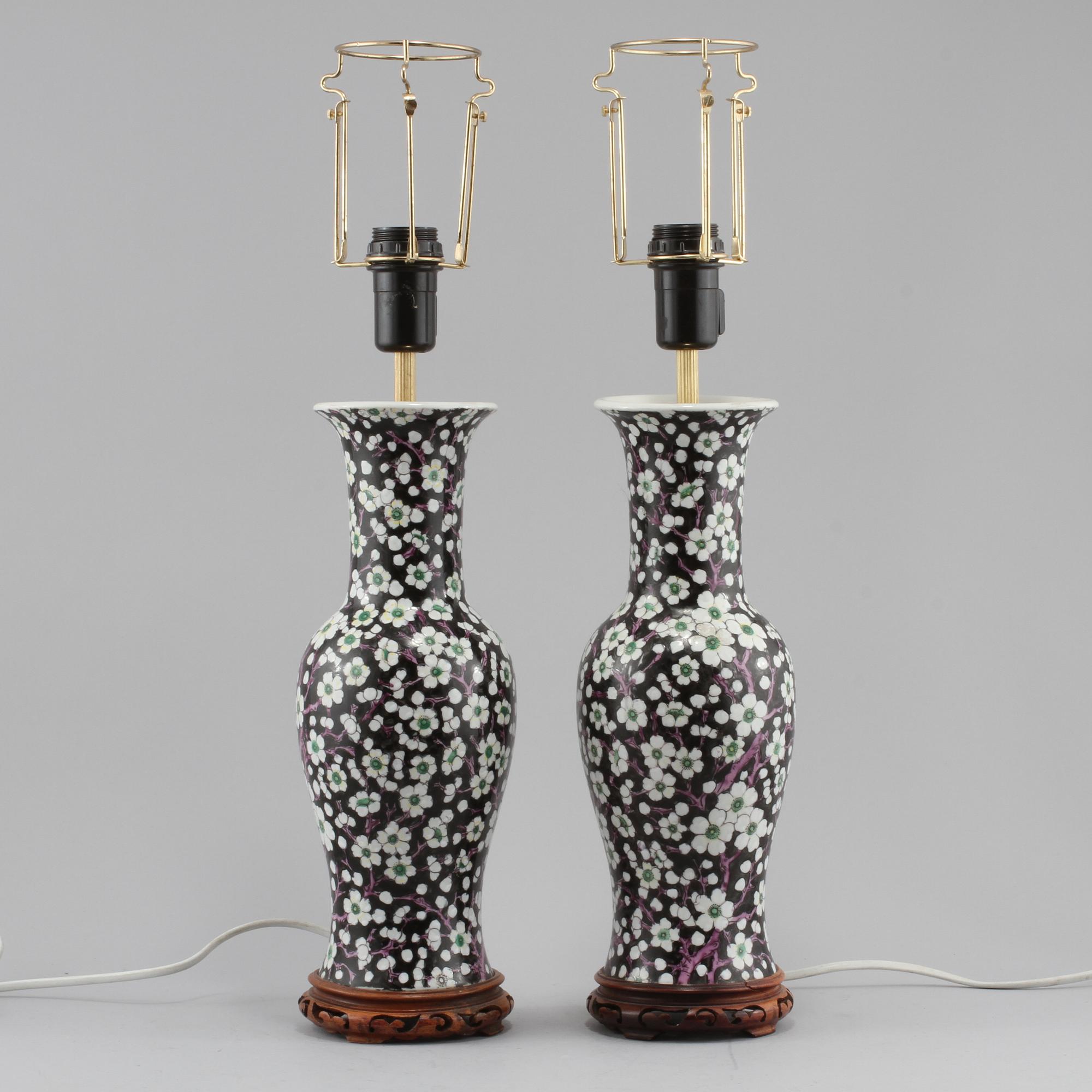 BORDSLAMPOR, ett par, porslin, England, 1900-talets andra hälft.