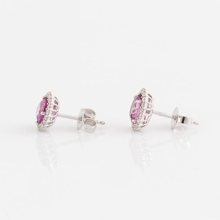 Örhängen med rosa safirer och briljantslipade diamanter.