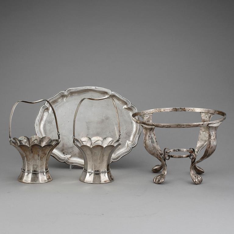 KORGAR, STÄLL och BRICKA, 4 delar, bla silverhalt 800, Tyskland omkring år 1900. Total vikt ca 1155 gram.