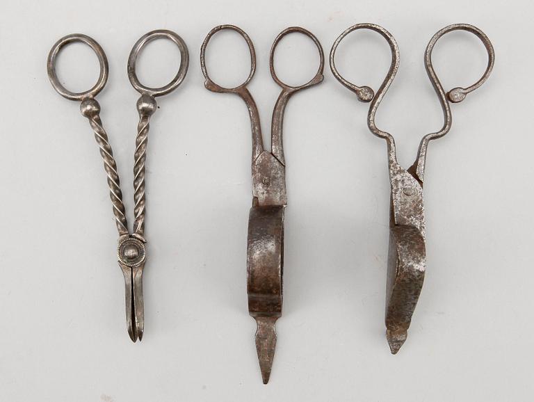 LJUSSAXAR, 3 st, smidesjärn, 1700/1800-tal.