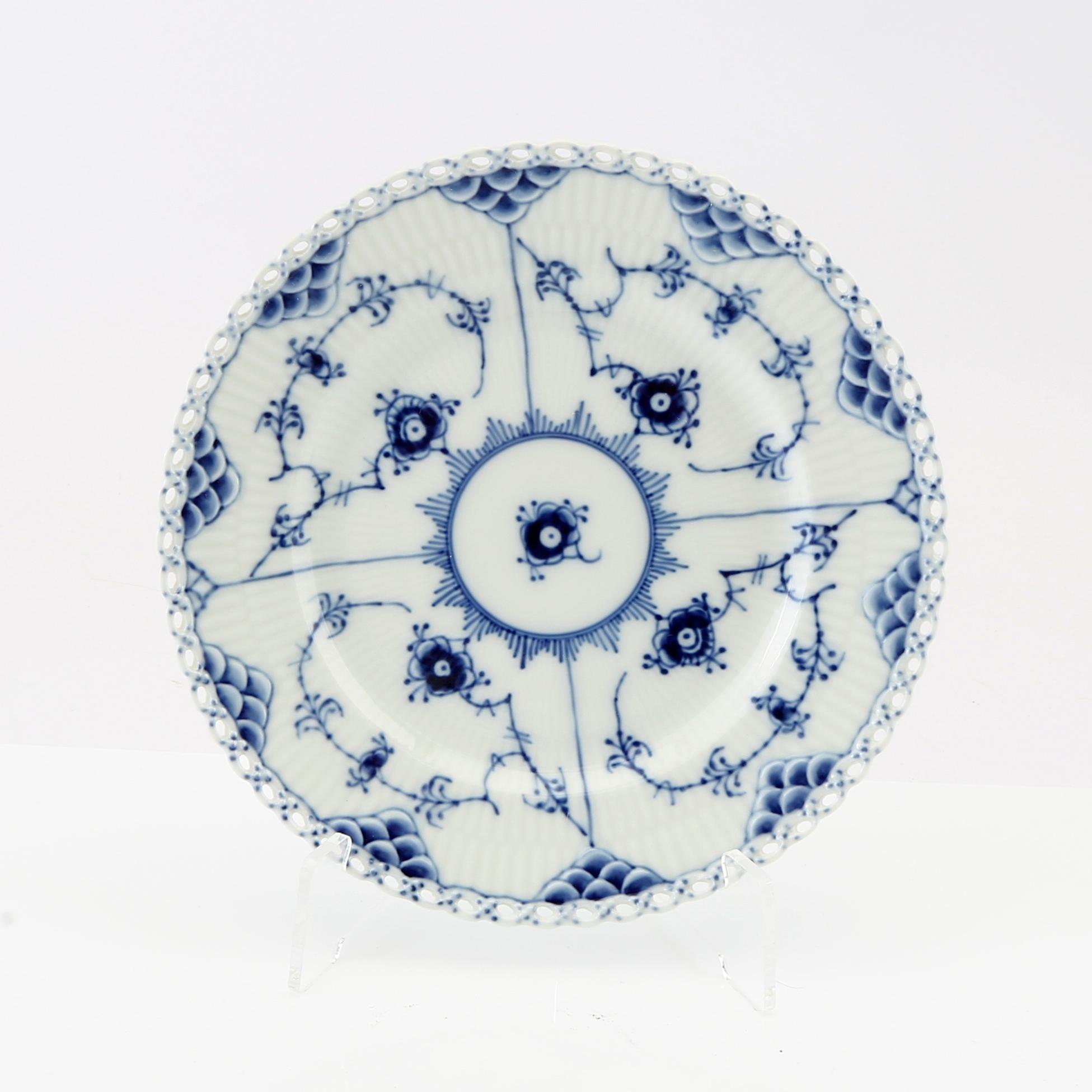 Servis  ca 33 dlr "Musselmalet hel och halvblonde"  Royal Copenhagen Danmark sent 1900-tal porslin.