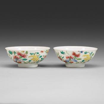 283. A pair of famille rose bowls, late Qing dynasty with Jiaqing mark.