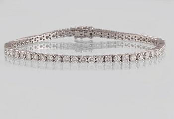 ARMBAND, 18K vitguld med briljantslipade diamanter ca 5,89 ct. Vikt 12,2 gram.