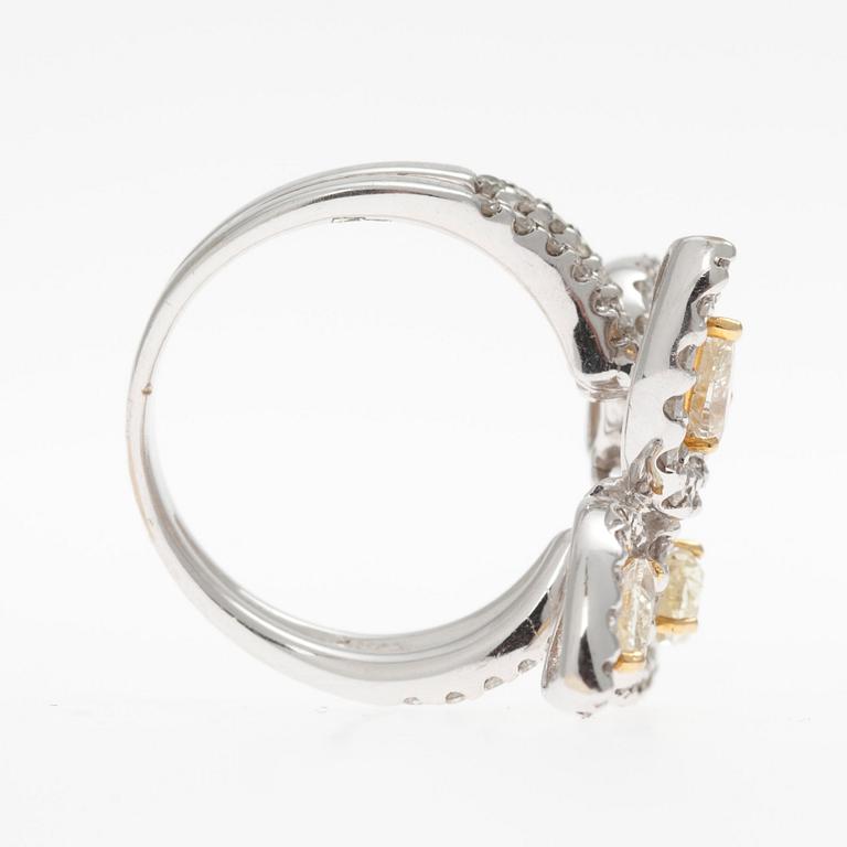 RING, 18K vitguld, ljusgula diamanter samt små färglösa diamanter tot. 2,87 ct. Vikt 2,87 g.