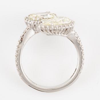 Crossover ring, 18K white gold set with pear-shaped and emerald-cut diamonds. Accompanied by GIA report.