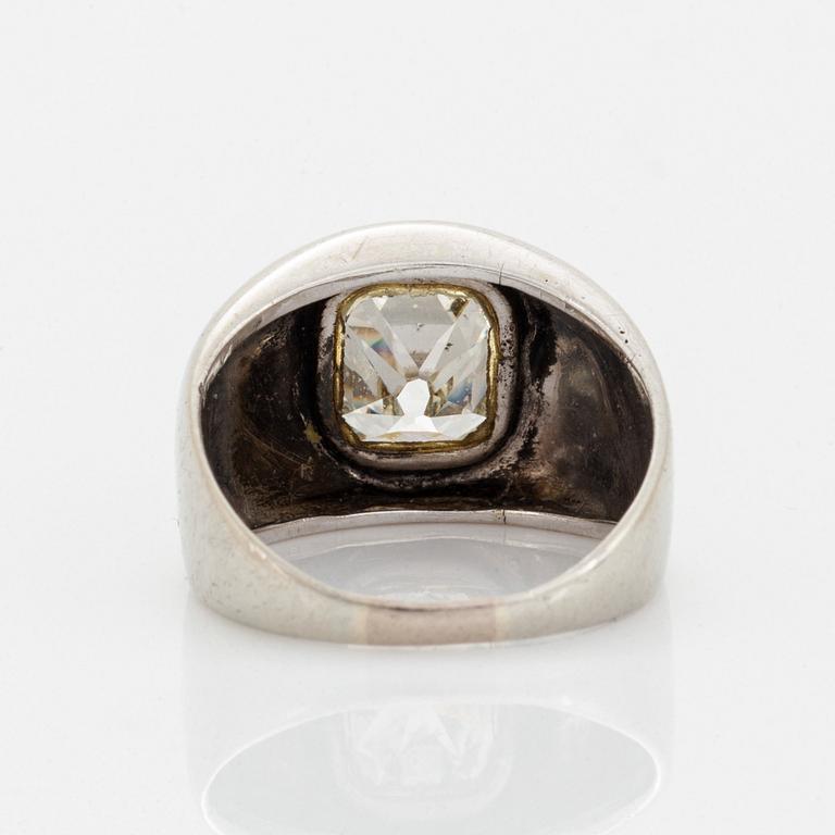 Ring 18K vitguld med en cushionformad gammalslipad diamant.