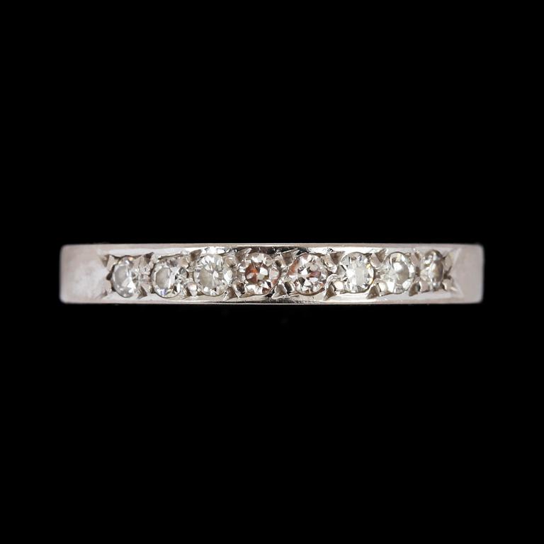 RING, 18k vitguld med 8 briljantslipade diamanter, tot ca 0,10 ct. Cesons Guldvaru AB, Göteborg 1968. Vikt 2,7.