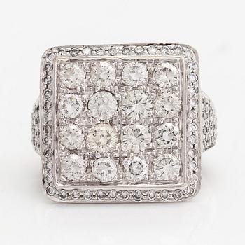 An 18K whitegold ring with brilliant cut diamonds approx 3.36 ct in total.