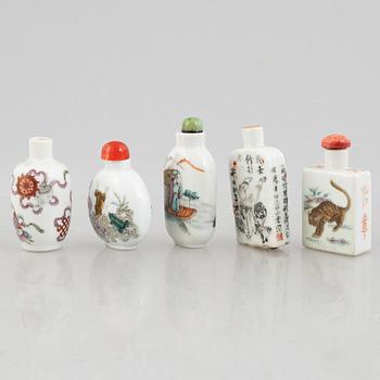 Eleven Chinese porcelain snuff bottles, 19th-20th century.