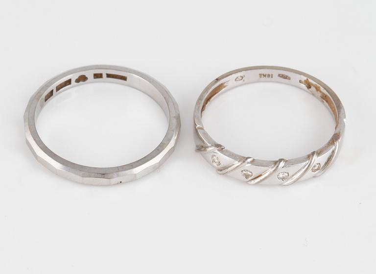 RINGAR, 2 st, 18K vitguld sam 4 briljantslipade diamanter. Vikt 5,4 gram.