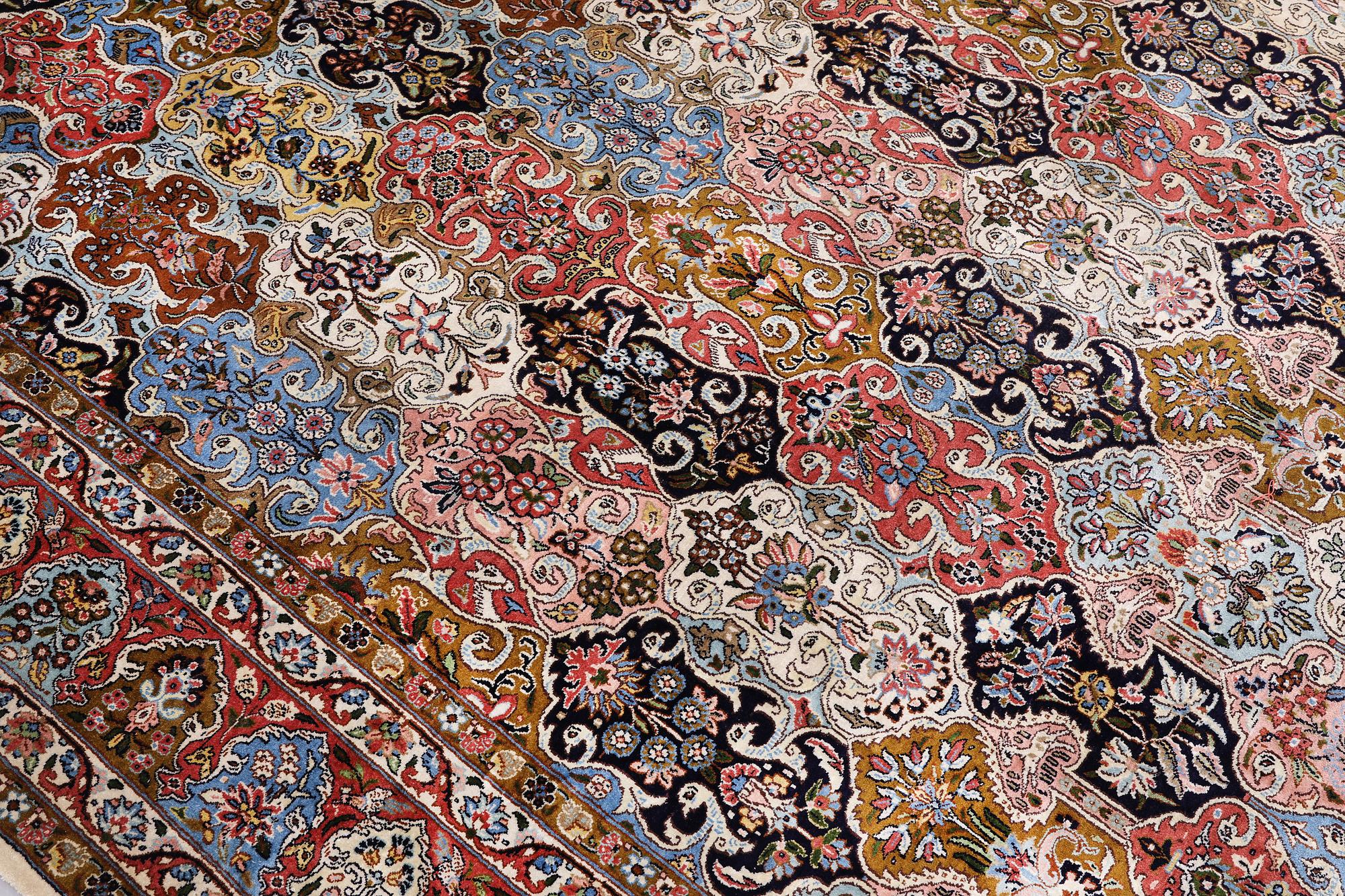 Matta, silke, Kashmir, ca 357 x 274 cm.