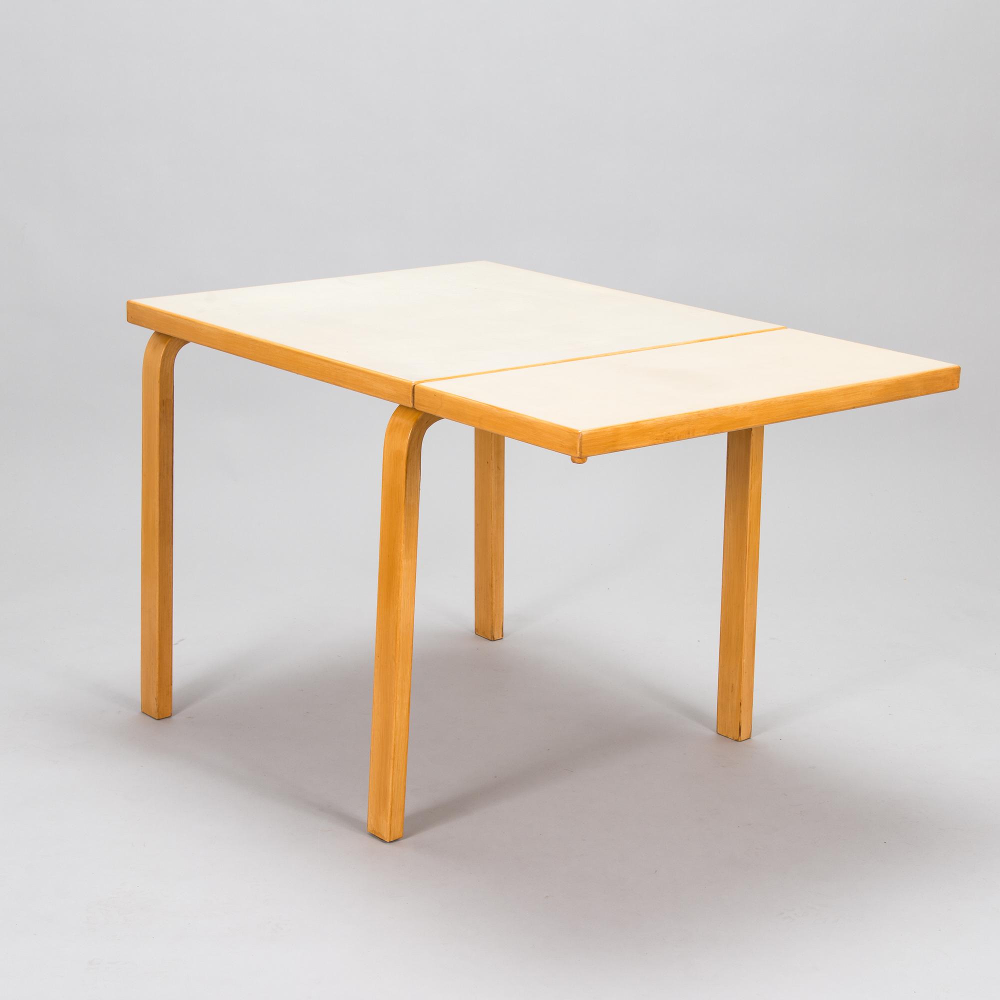 Alvar Aalto, klaffbord "DL82" och pallar, 4 st "60", för O.Y. Huonekalu-ja Rakennustyötehdas A.B 1900-talets mitt.