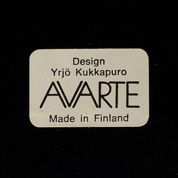 YRJÖ KUKKAPURO, NOJATUOLI JA PÖYTÄ. Avarte. 1980-luku.