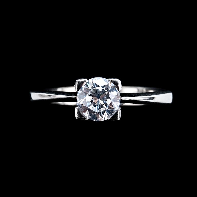 TIMANTTISORMUS, briljanttihiontainen timantti n. 0,85 ct ja pieniä timantteja n. 0,30 ct yhteensä.
