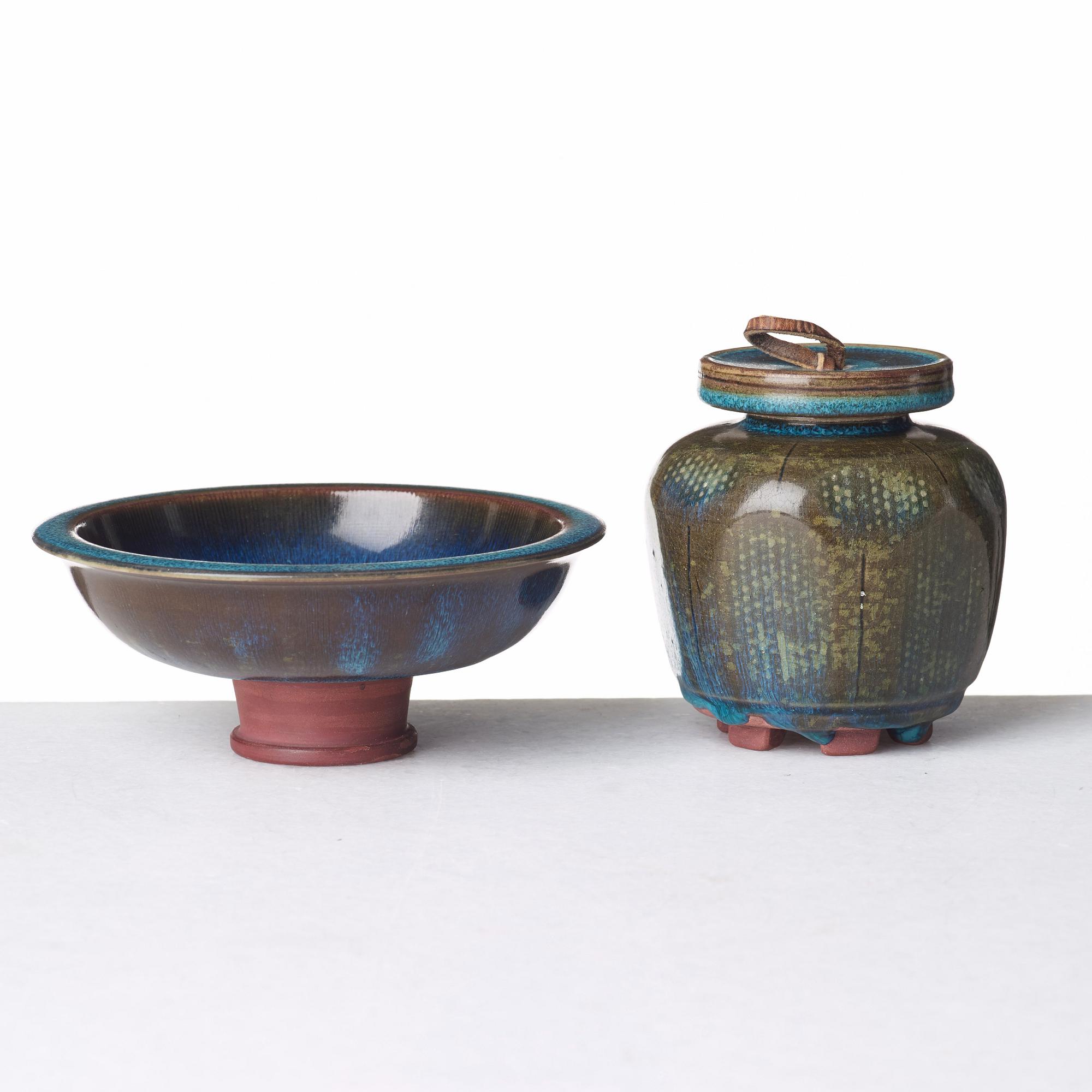 Wilhelm Kåge, urna med lock samt skål på fot, "Farsta", Gustavsbergs studio, bl a 1956.