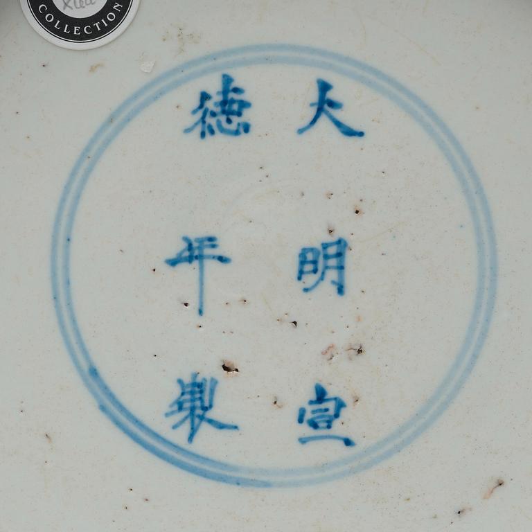 A famille verte dish, Qing dynasty, Kangxi (1662-1722).