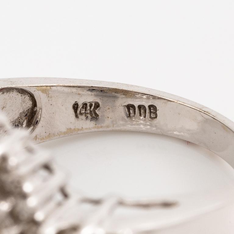 Ring, 14K vitguld med mörk safir och briljantslipade diamanter.