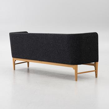 Arne Jacobsen, & Flemming Lassen, Soffa, ”Mayor AJ5”, &Tradition, Danmark, 2000-tal.
