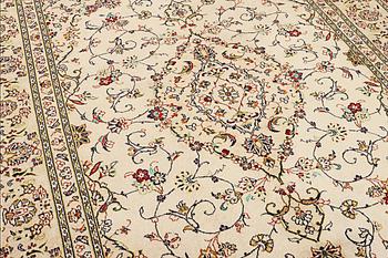 A Kashan carpet, a. 293 x 198 cm.