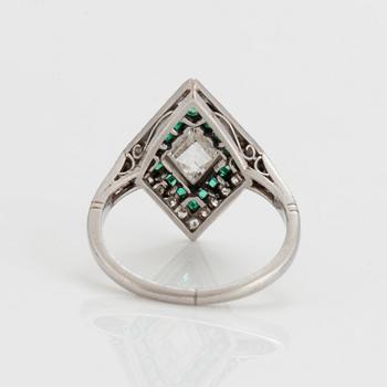 RING med diamanter och smaragder.