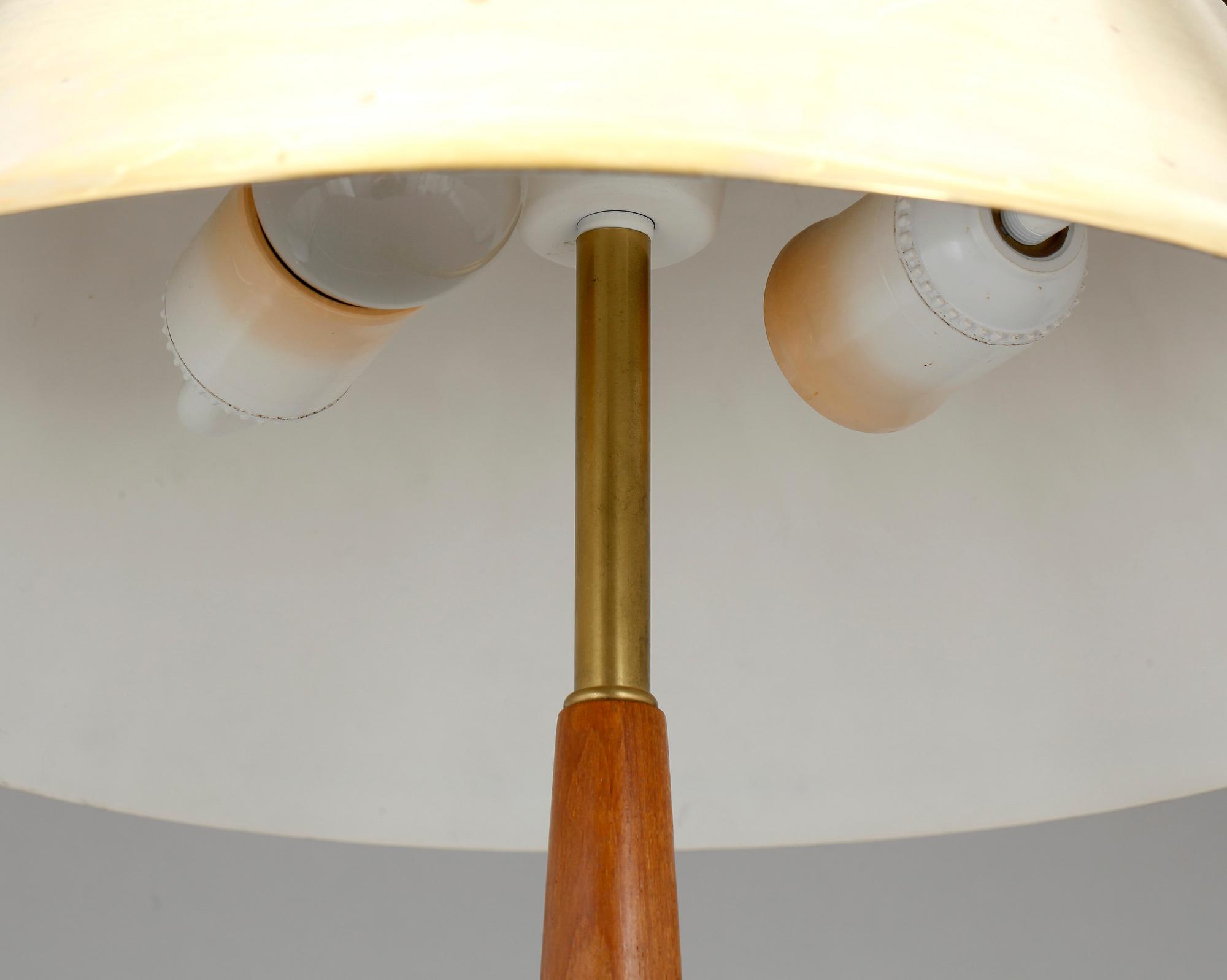 BORDSLAMPA, Falkenbergs Belysning, mässing och teak, 1900-tal, etikettmärkt.