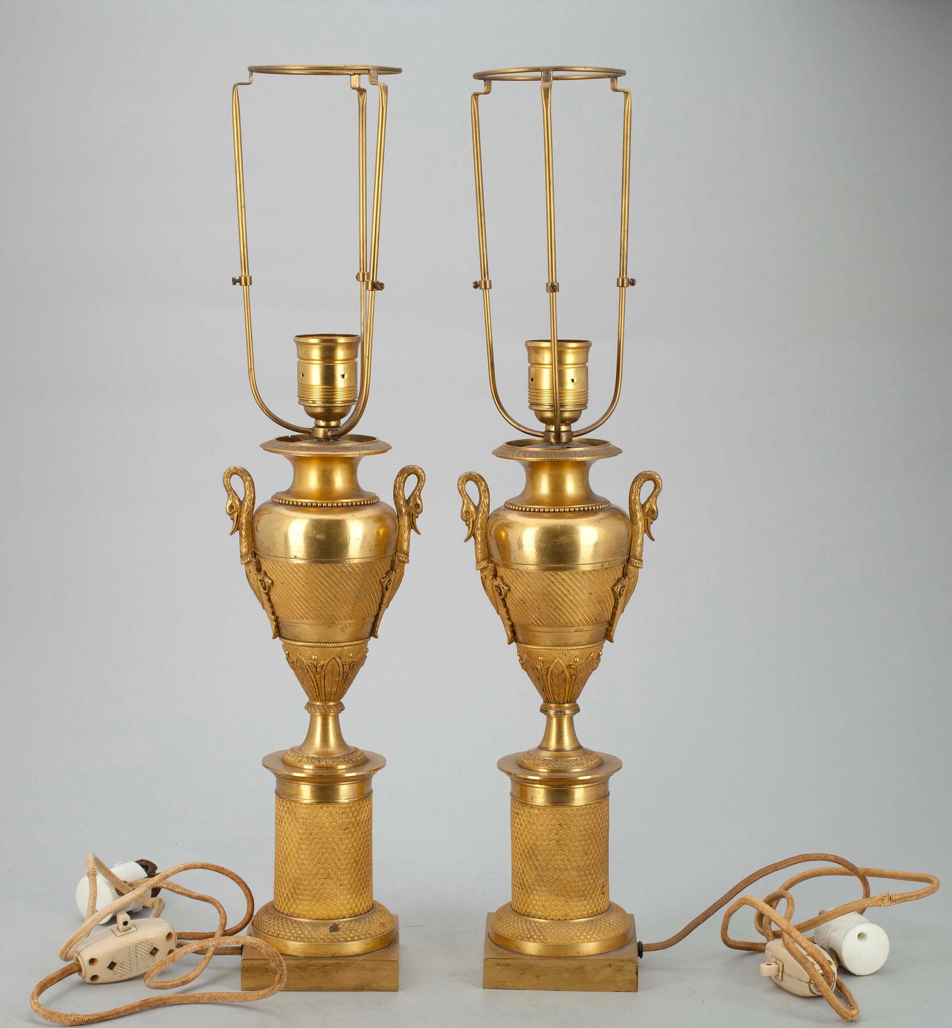 URNOR/BORDSLAMPOR, ett par, bronsförgyllda, empire, möjl. Frankrike eller Ryssland. 1800-talets början.