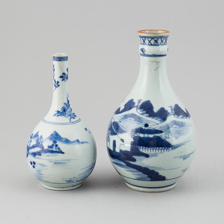 Two blue and white vases, Qing dynasty, 18th/19th Century.