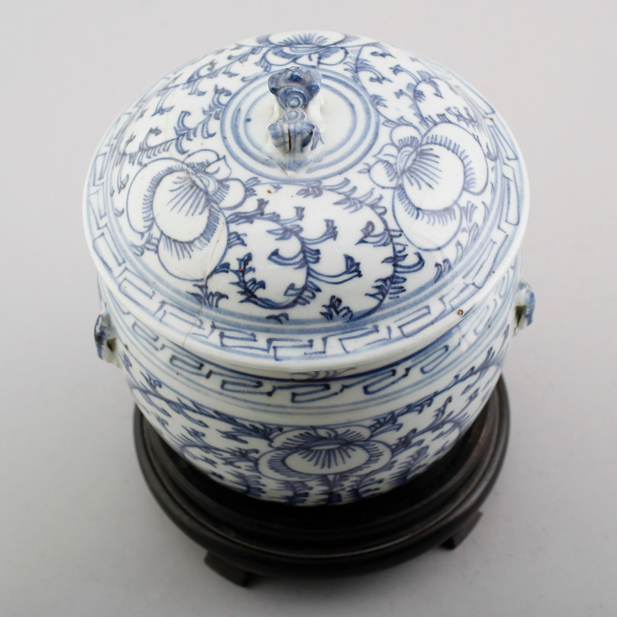VASER, 3 st samt LOCKSKÅL, porslin, ostindiska, 1800-/1900-tal.