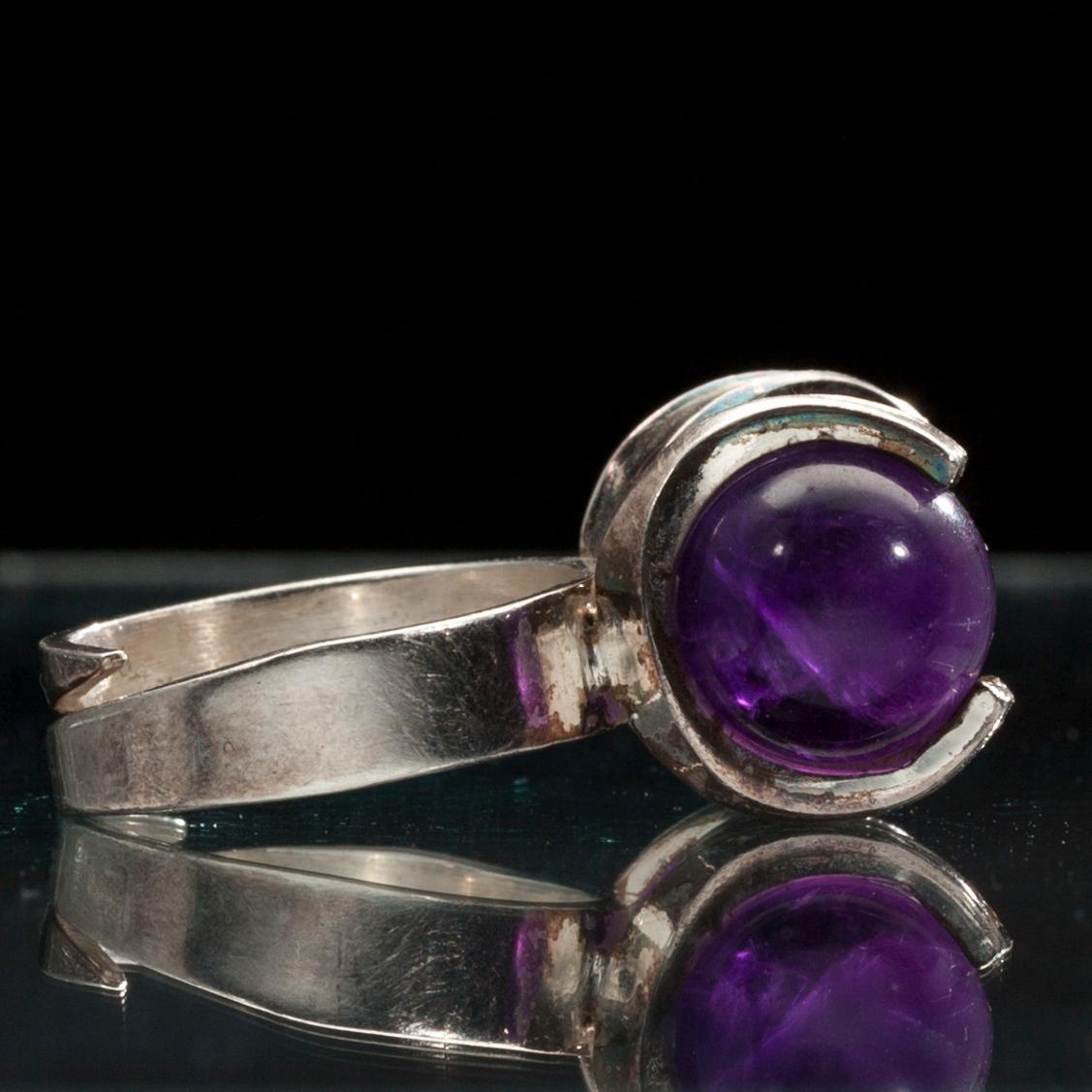 RING, silver med ametister, design Matti J. Hyvärinen, Siro Koru, Åbo 1974.