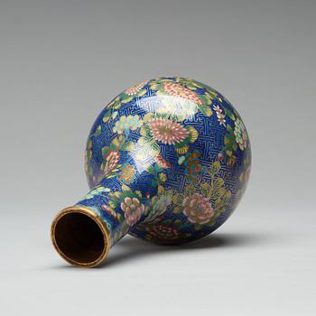 VAS, cloisonné. Qingdynastin, 1800-tal.