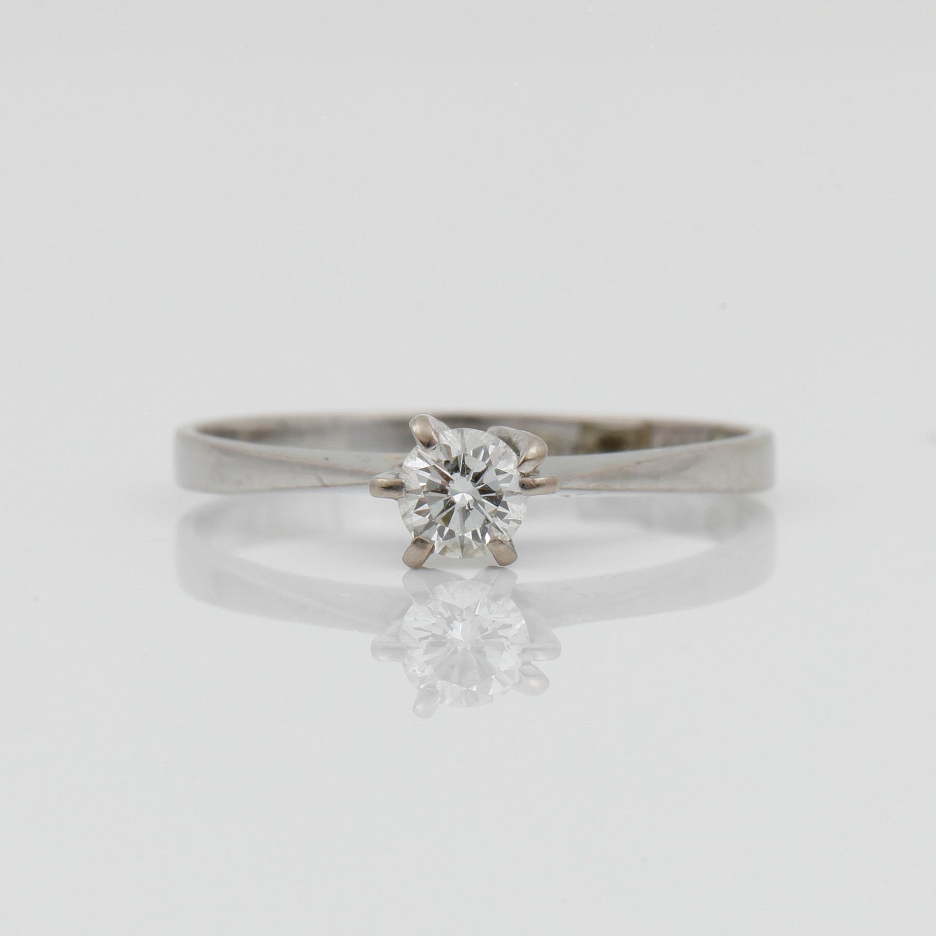 RING, 18k vitguld med briljantslipad diamant ca 0,20ct enl gravyr.