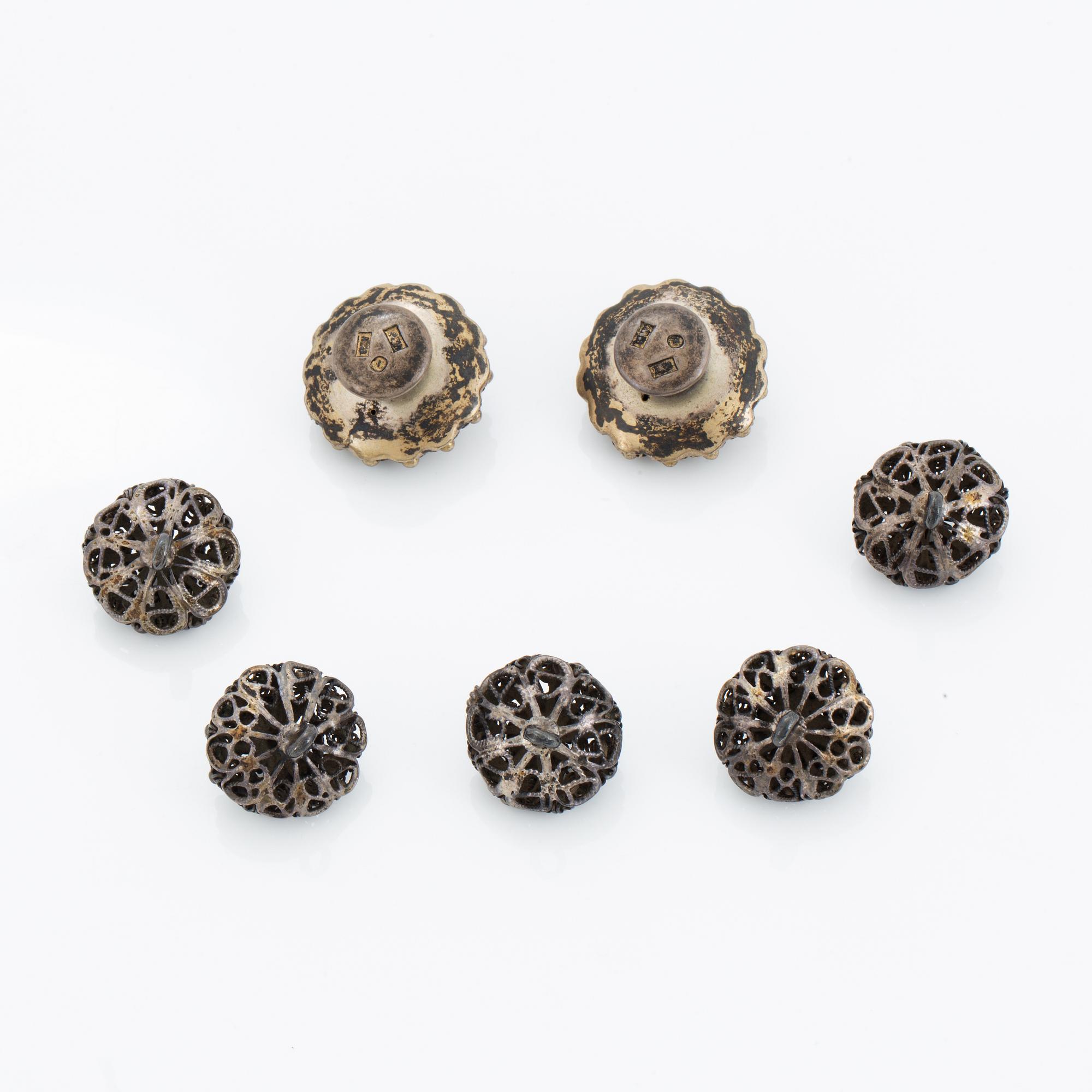 Silverknappar, med filigranarbete.