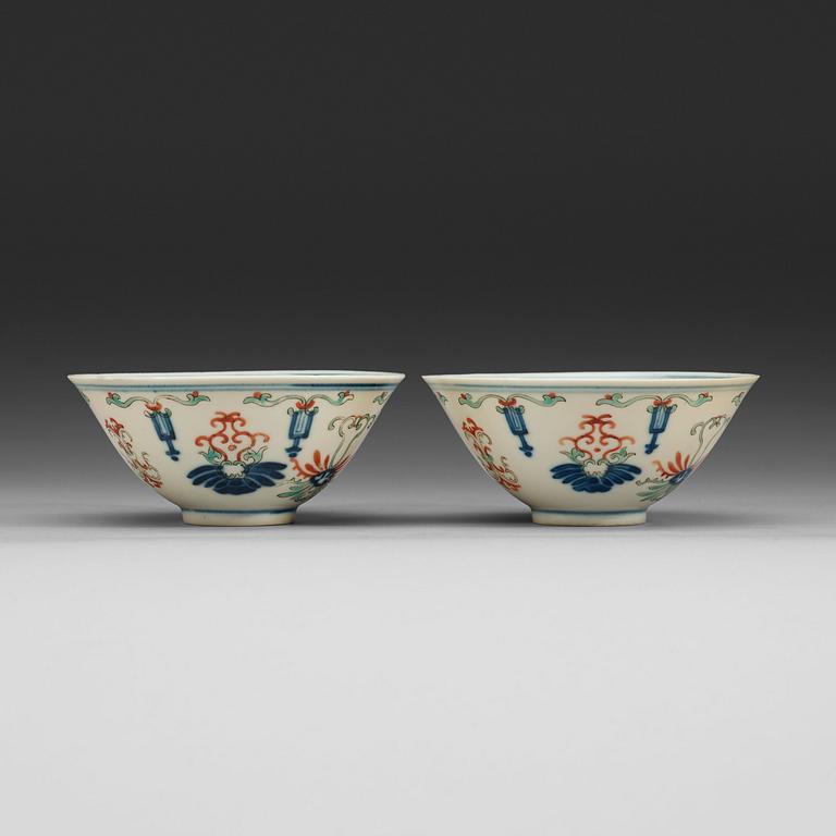 Two wucai bowls, Qing dynasty (1644-1912) with Yongzhengs six charcter mark.