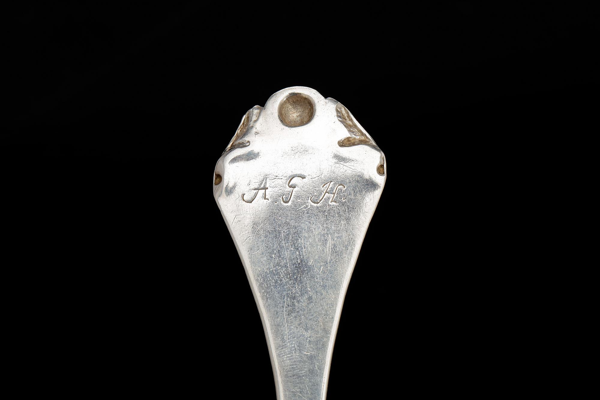 SKEDAR, 12 st, silver, bl a Peter Falk (1765-66) Falköping. främst 1700-tal. Tot vikt ca 605g.
