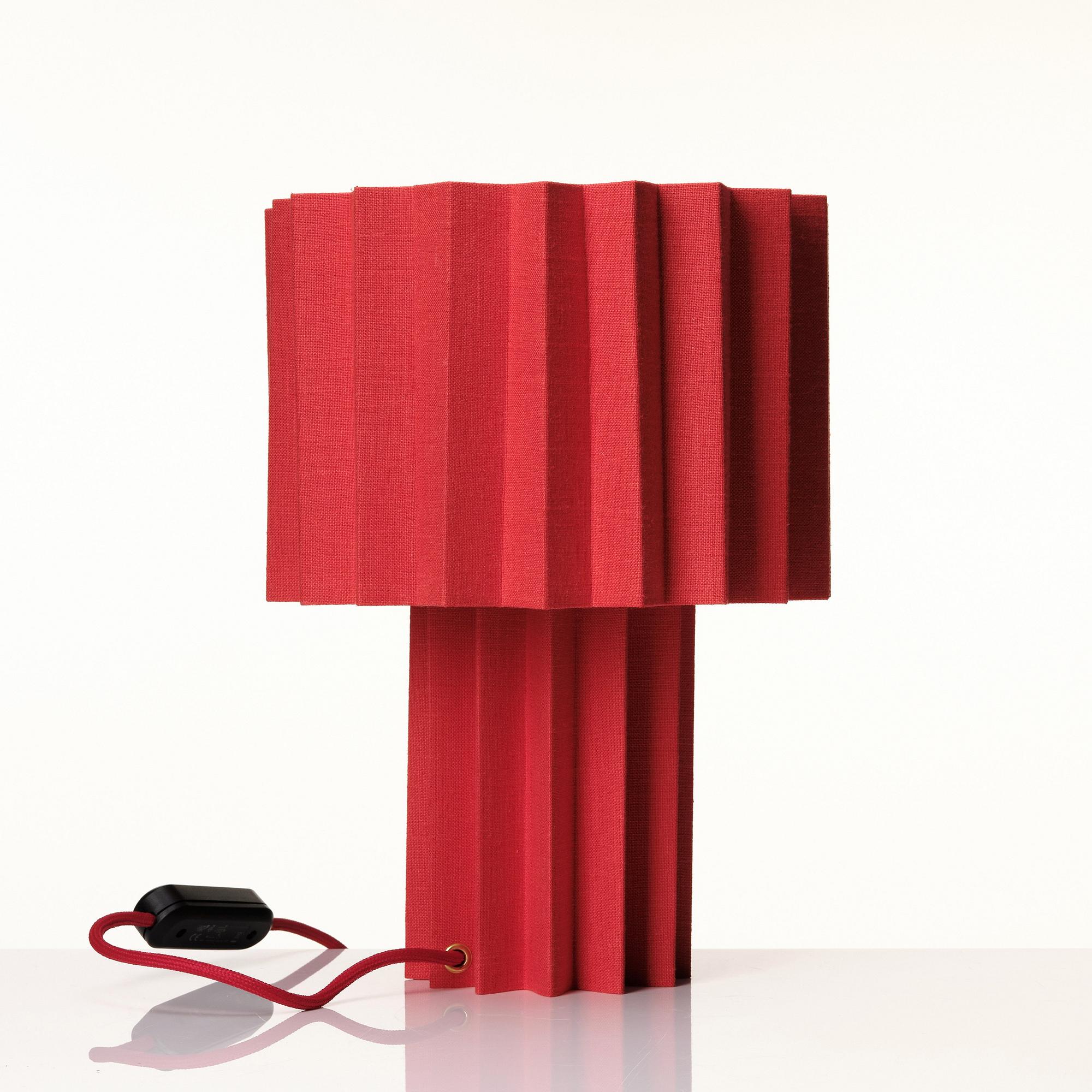FOLKFORM, "L árt Plisse no 3", bordslampa, Studio Folkform 2022.