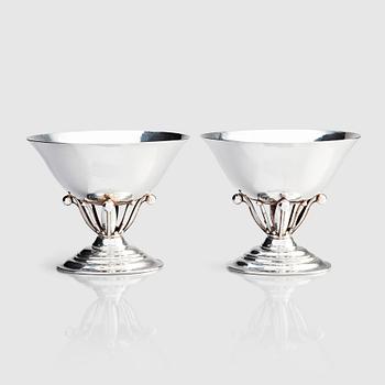 5. Georg Jensen, a pair of 830/1000 silver bowls, Copenhagen 1915-1919, 830/1000 silver, design nr 6 by Johan Rohde.