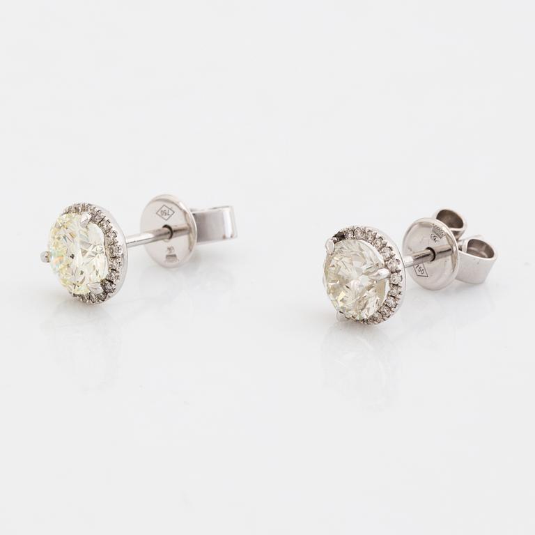 Brilliant cut diamond with GIA dossier.