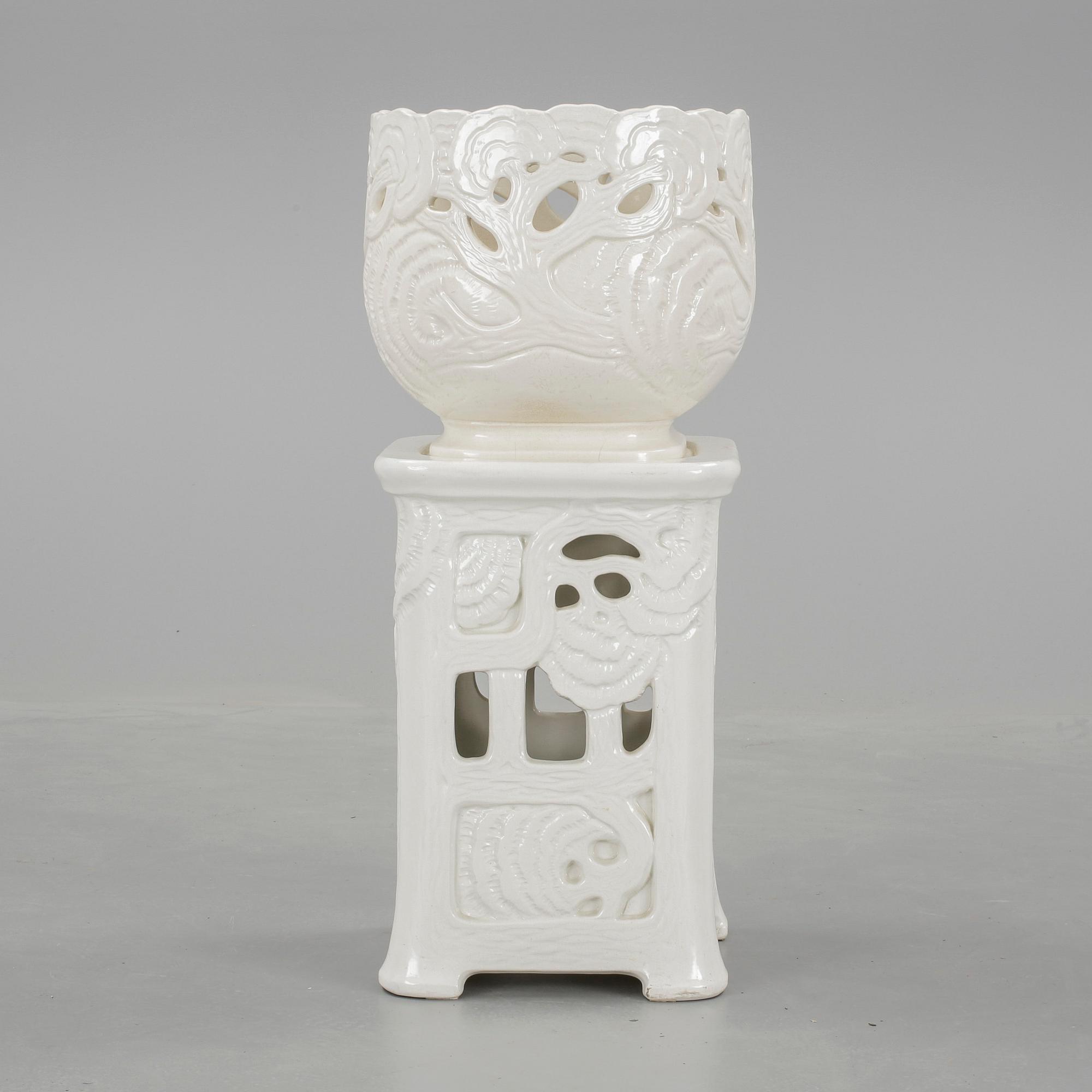 PIEDESTAL med YTTERFODER, flintgods, jugend, Alf Wallander, Rörstrand, omkring 1900.